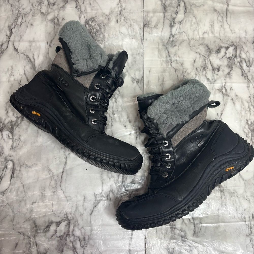 UGG Adirondack Boots snowshoes winter boots size 9.5 black grey faux fur lined